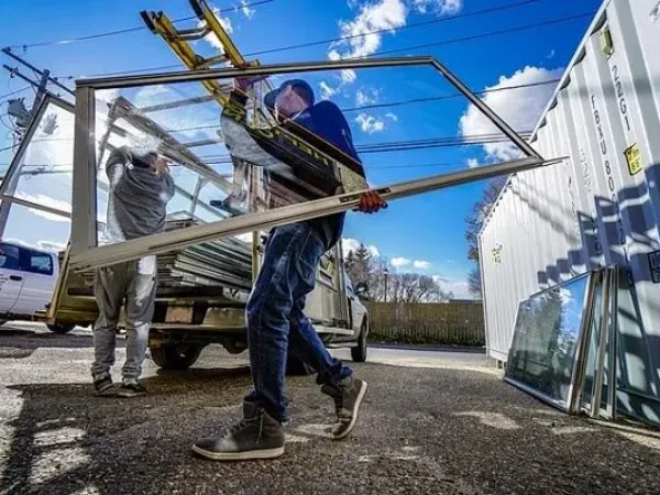 Vitrier professionnel prenant des mesures pour remplacement de vitre à Forest — VITRIER FOREST