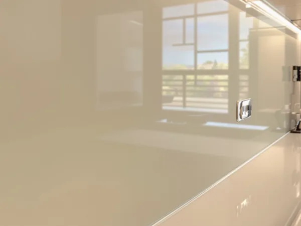 Détail d'une crédence en verre sur mesure avec découpes précises — VITRIER FOREST